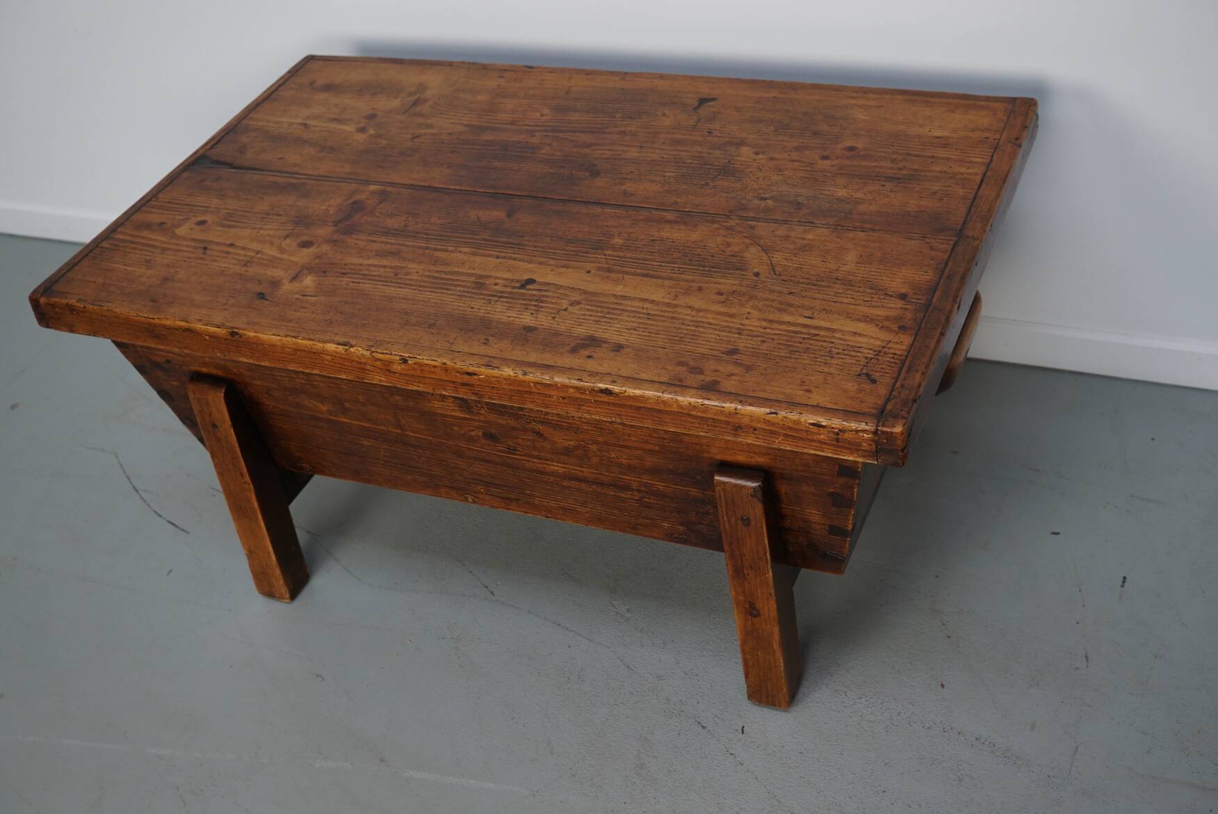Table basse en pin rustique, style ferme français du début du 20e siècle