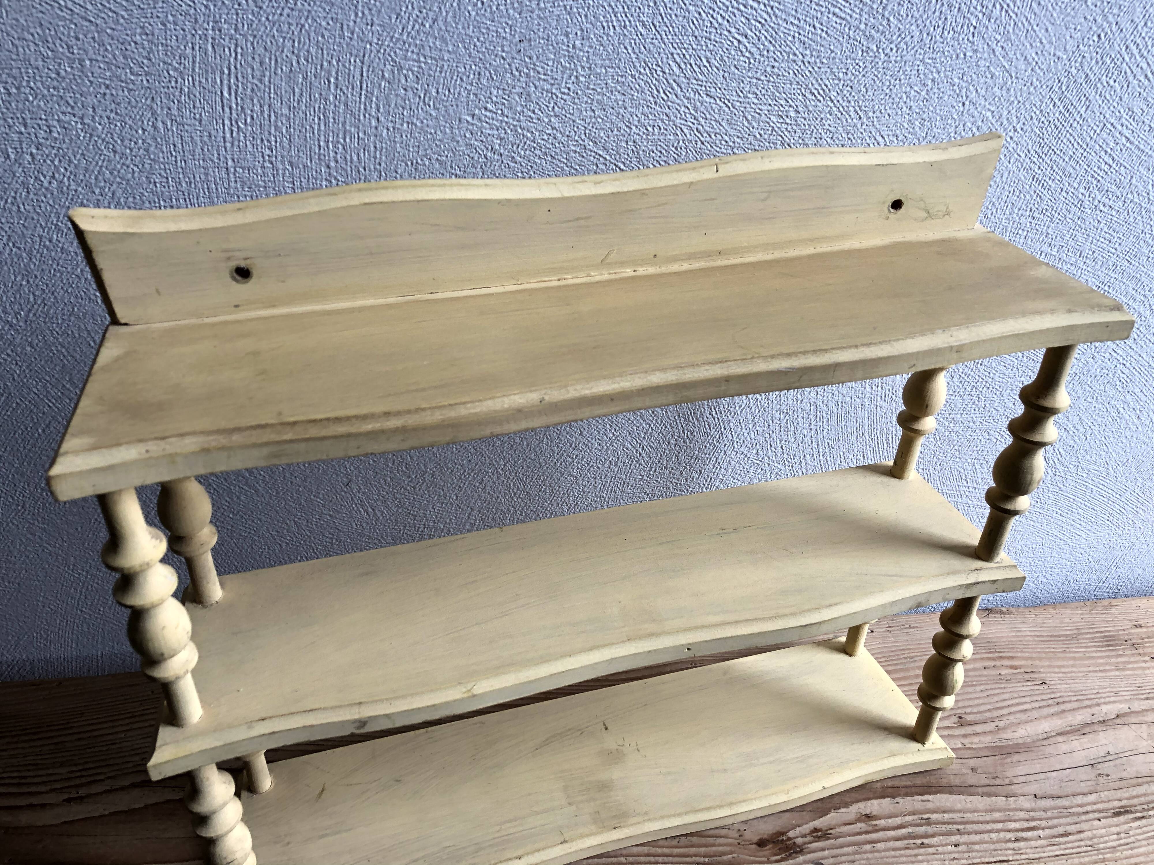 Skated wooden coil shelf