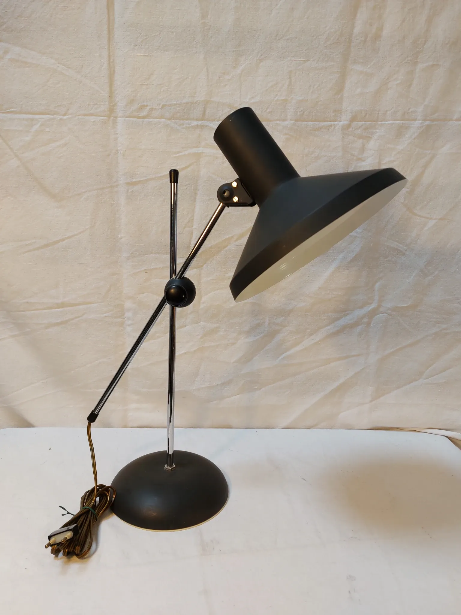 Vintage adjustable desk lamp in black metal and chrome, 1950s-70s.