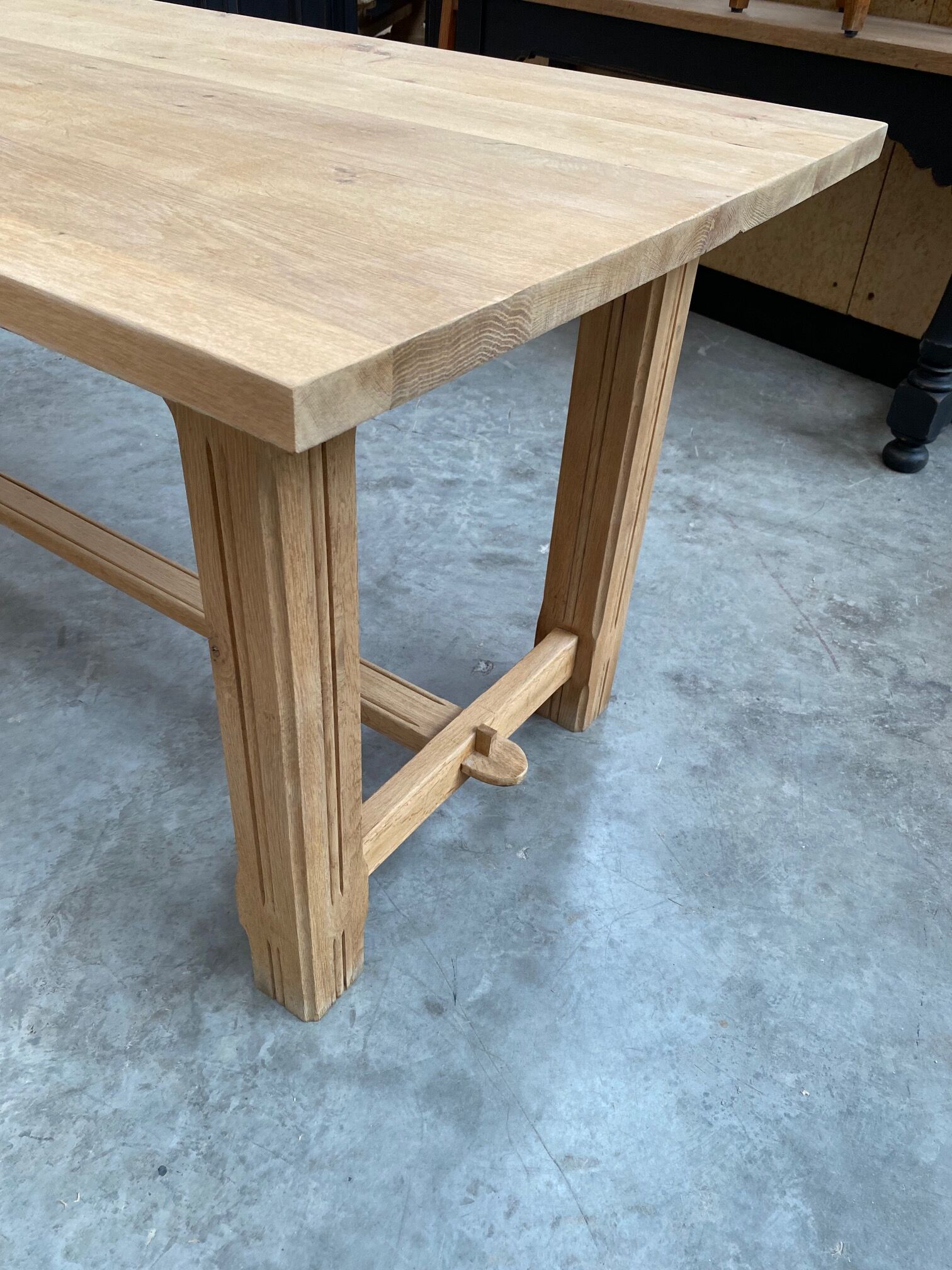 Oak farmhouse table and its 2 benches