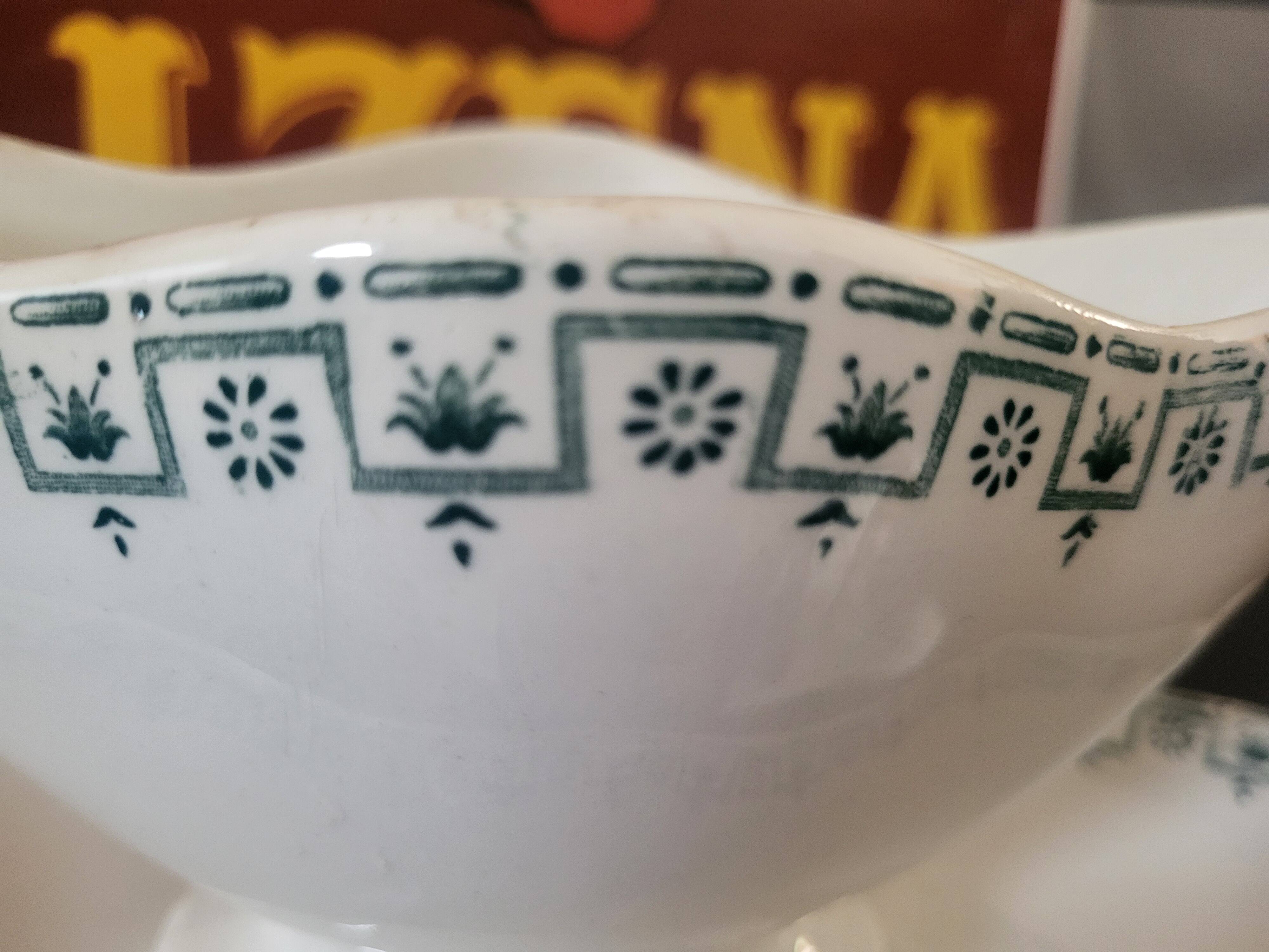 Saucière ancienne Terre de Fer – Porcelaine Opaque de Gien – décor vert géo