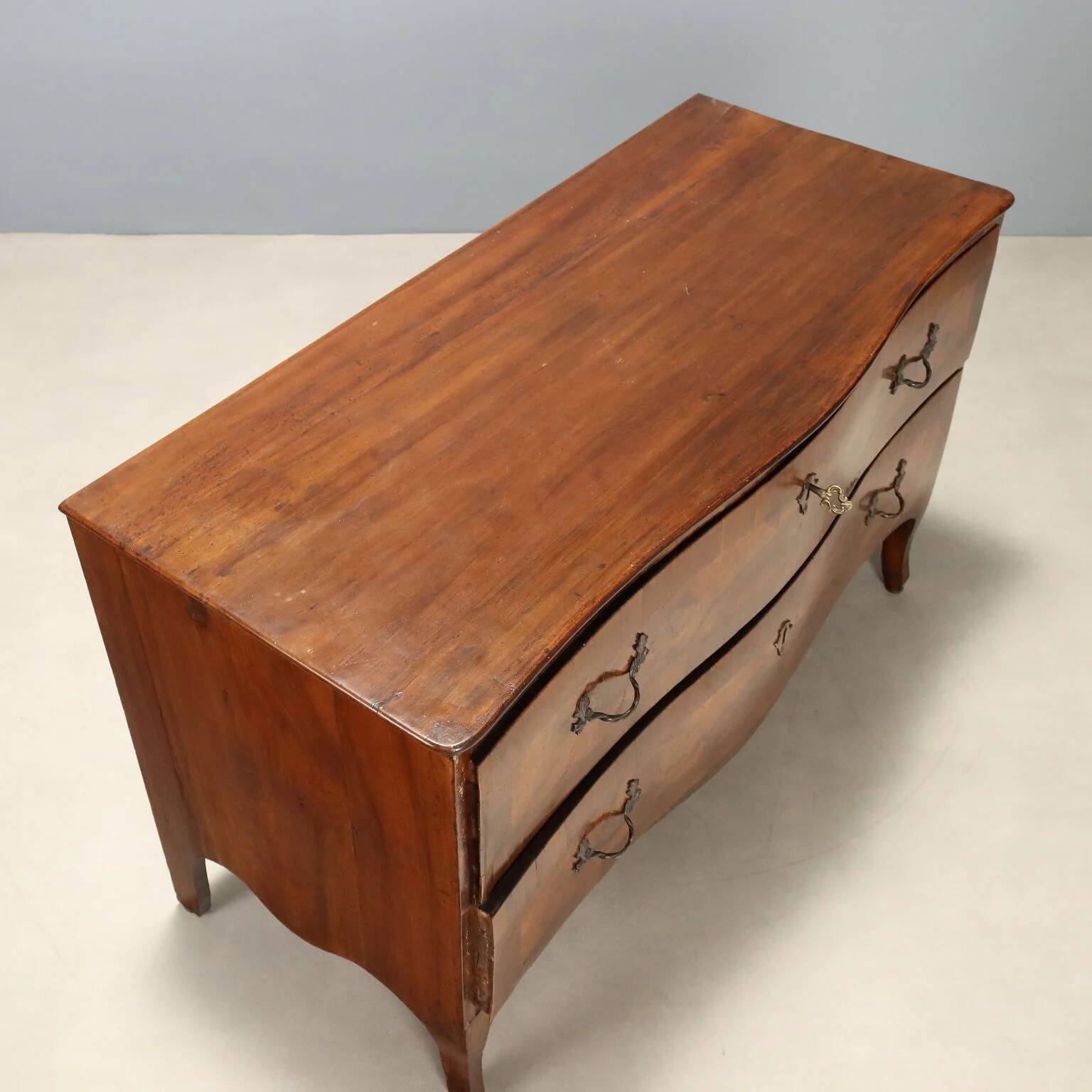 Lombard-Venetian Barocchetto commode in walnut
