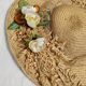Chapeau de paille décoratif agrémenté de fleurs séchées