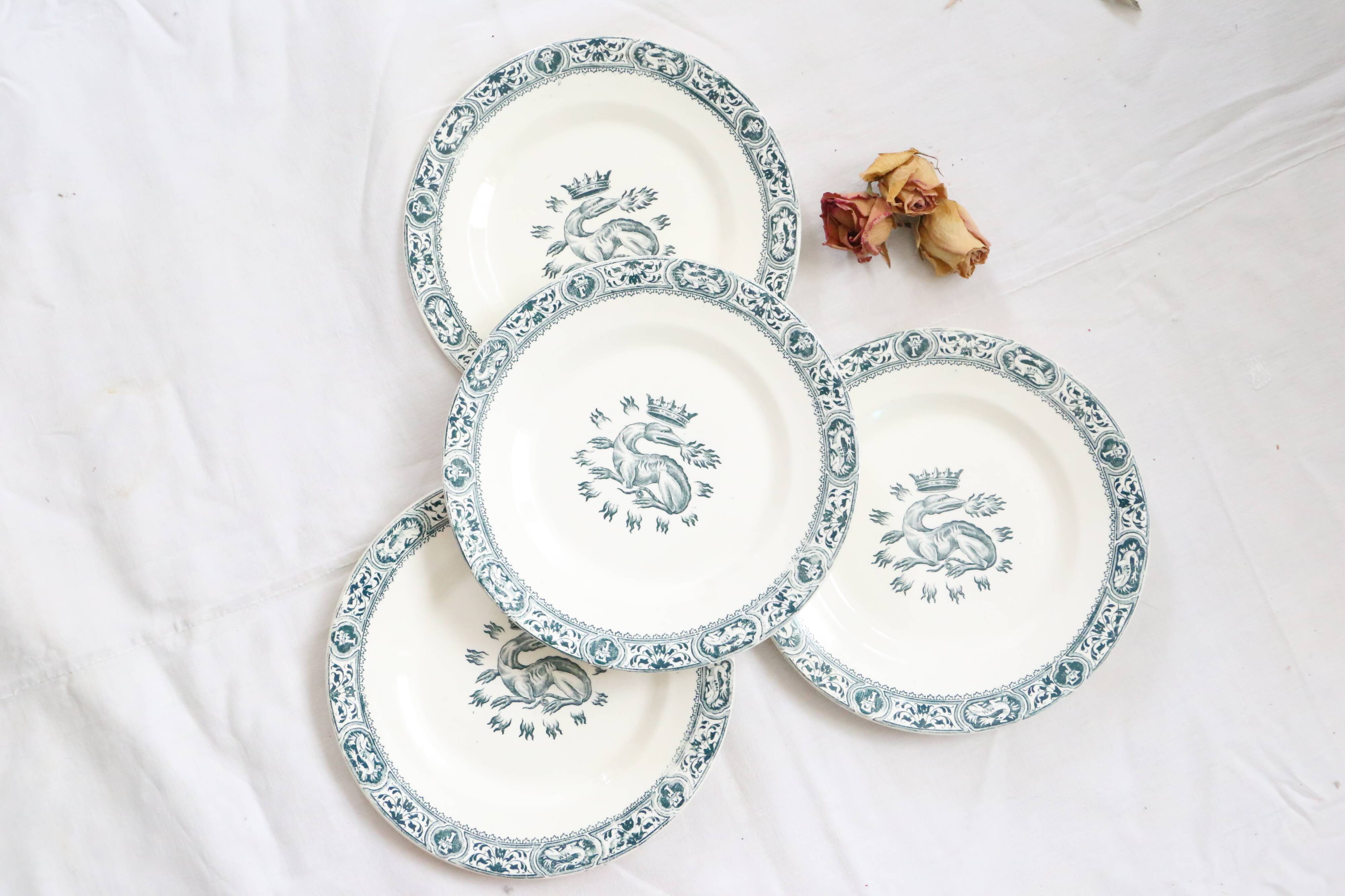 4 assiettes plates terre de fer, motif François Ier, Salins, France