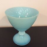 Vase opaline torsadée bleue