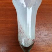 Vase trompette sur pied en verre soufflé.