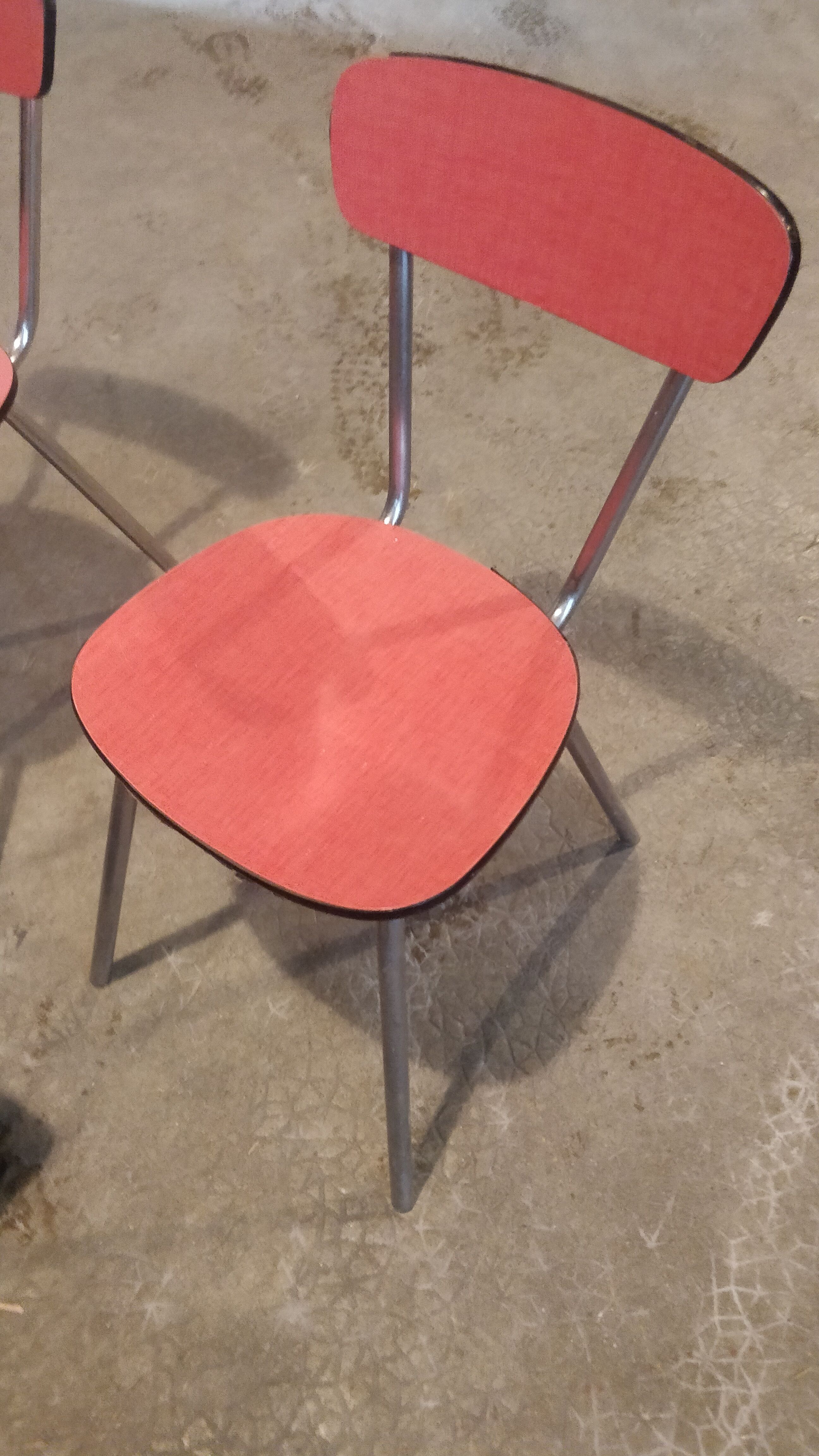 Lot de 2 chaises plus 1 tabouret formica