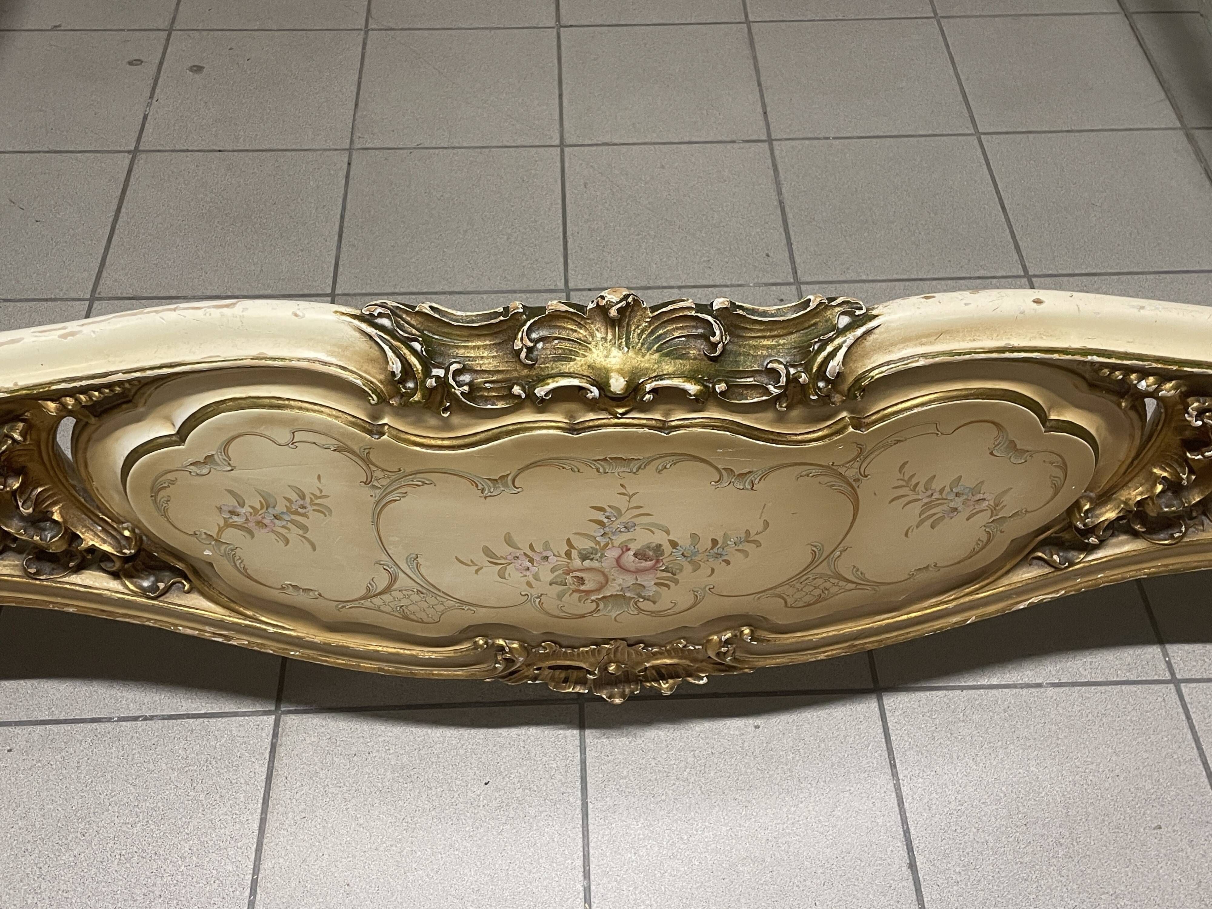 Lit matrimonial des années 40 dans le style Louis XV.