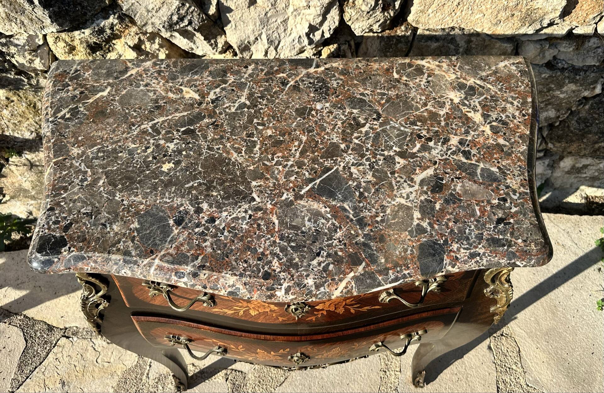 Petite commode sauteuse de style Louis XV .