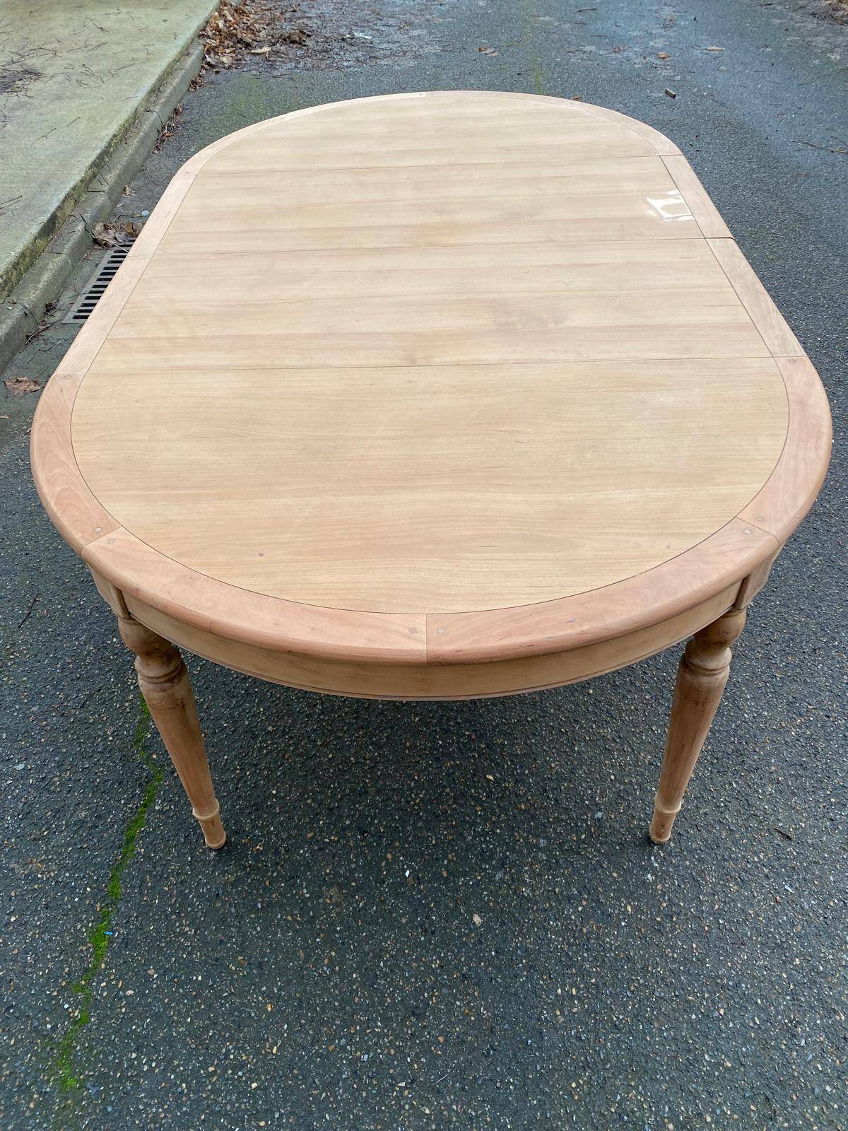Renovated Louis Philippe round extendable dining table from the 19th century, 210cm.