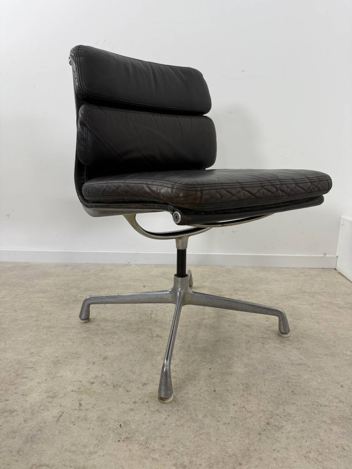 Lot of 2 leather soft pad armchairs chairs EA205 design Charles Eames Herman Miller edition vintage 60s