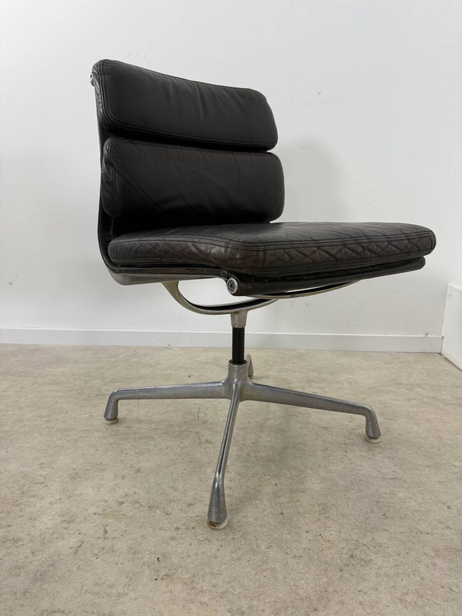 Lot of 2 leather soft pad armchairs chairs EA205 design Charles Eames Herman Miller edition vintage 60s