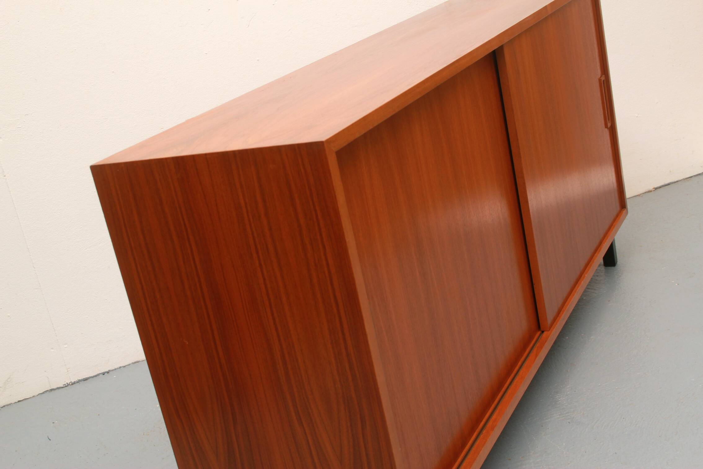 Buffet années 1960 en noyer avec portes coulissantes, 120cm