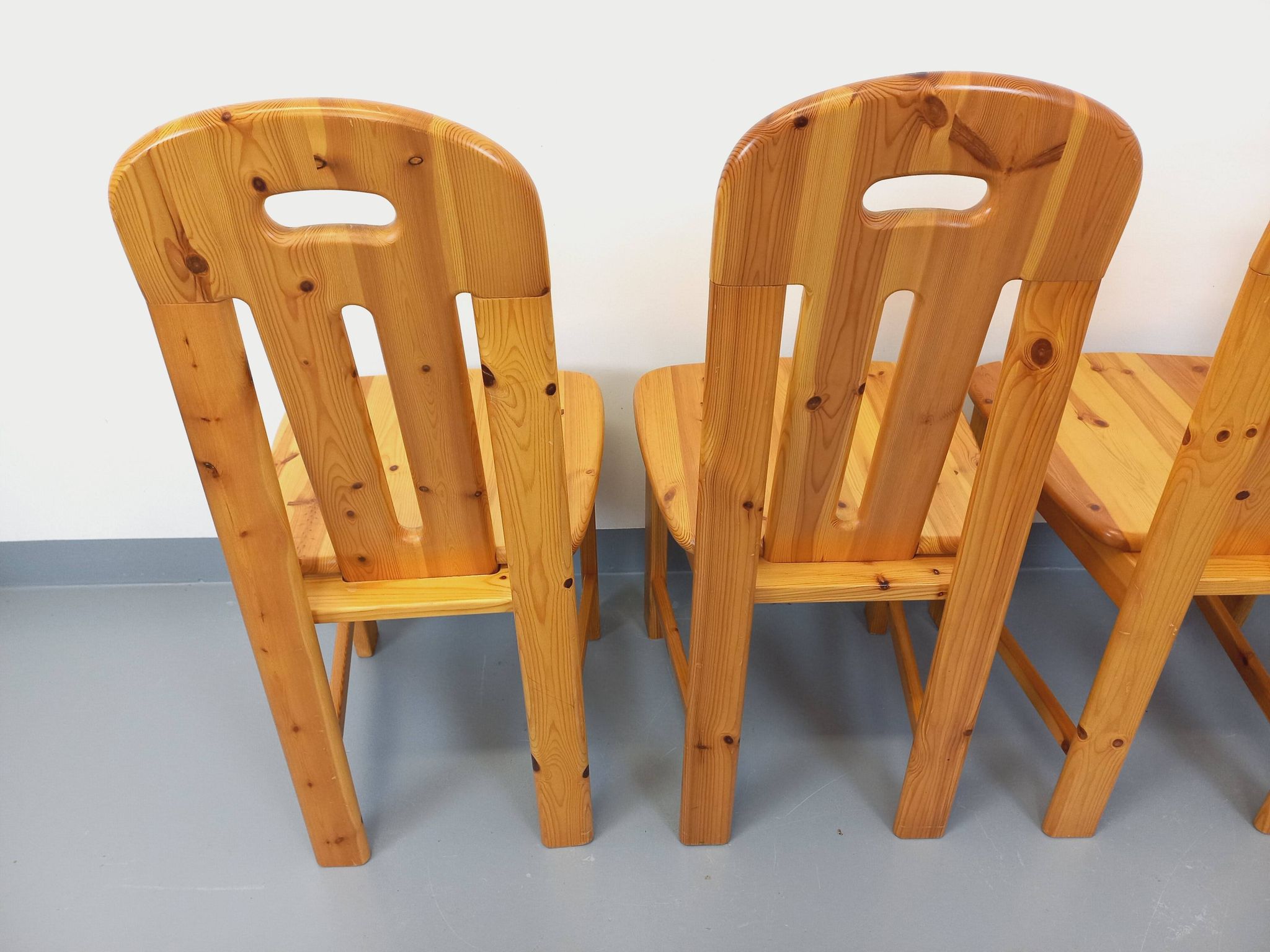 Suite de 4 chaises vintage en pin des années 70 80