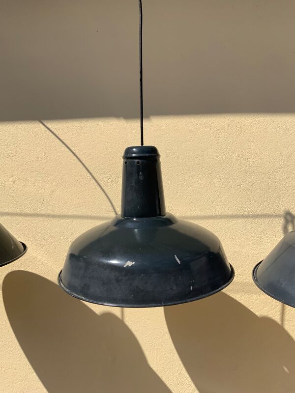 Trois suspensions industrielles en tôle émaillée noire et blanche