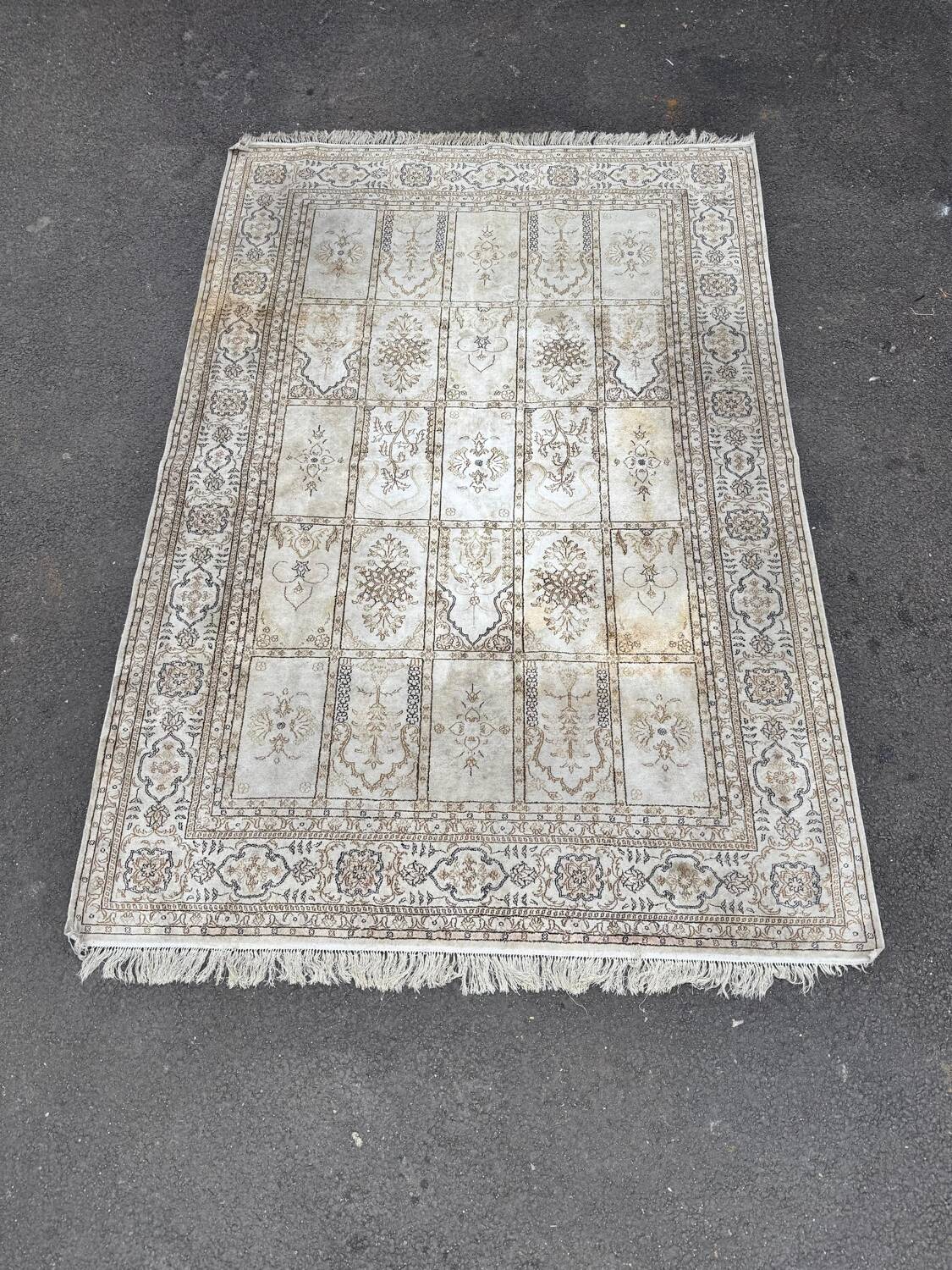Elegant silk rug with arabesque decoration, 270 x 185 cm