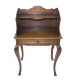 Table de chevet ou table d’appoint en chêne de style rococo, vers les années 1930