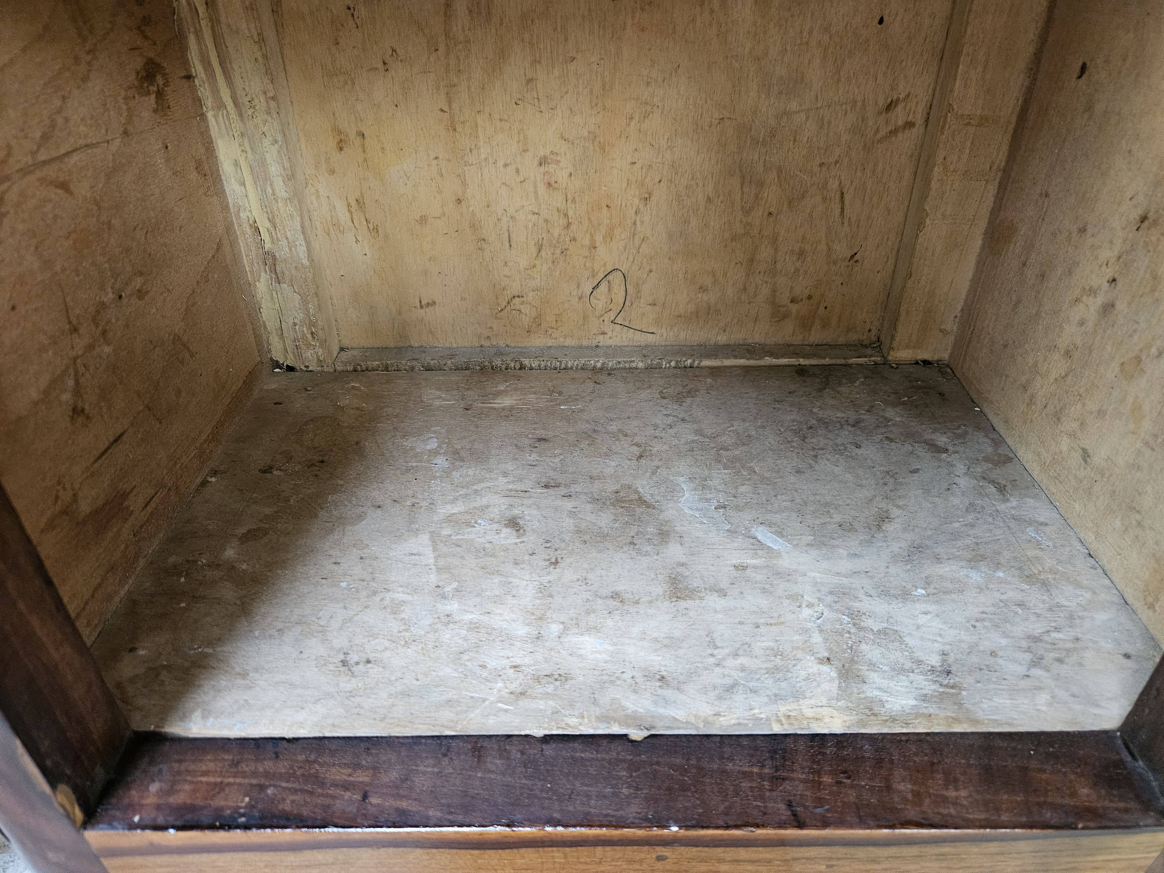 Pair of 1930s Art Deco bedside tables in walnut burl with marble top
