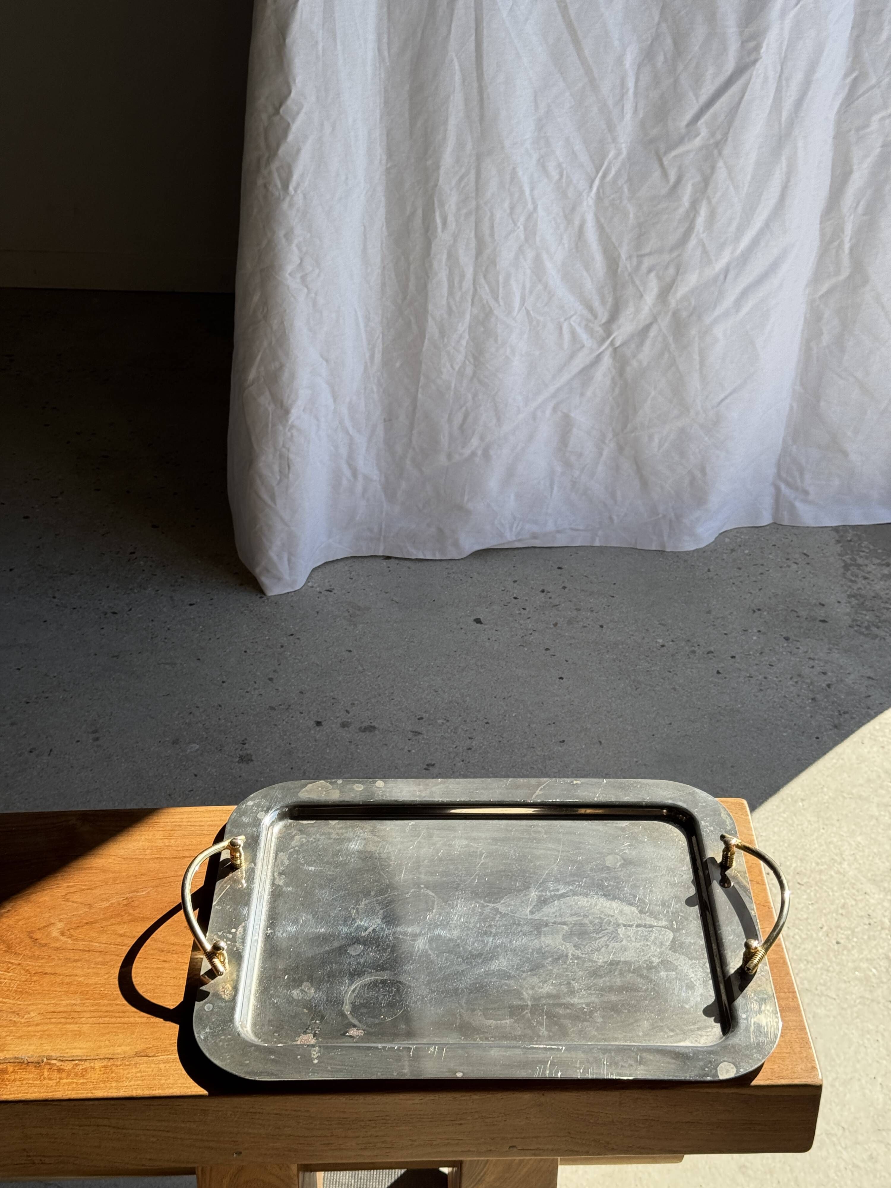 Très grand plateau vintage en métal argenté à anses dorées L47 L36,5 H5