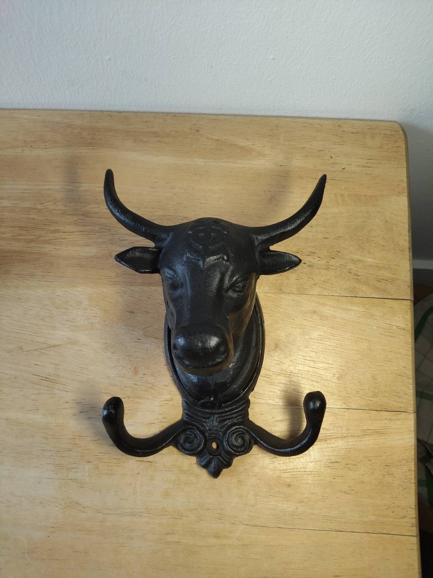Wall-mounted coat hook in cast iron, bull's head and Camargue cross