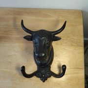 Patère murale en fonte, tête de taureau et croix de Camargue