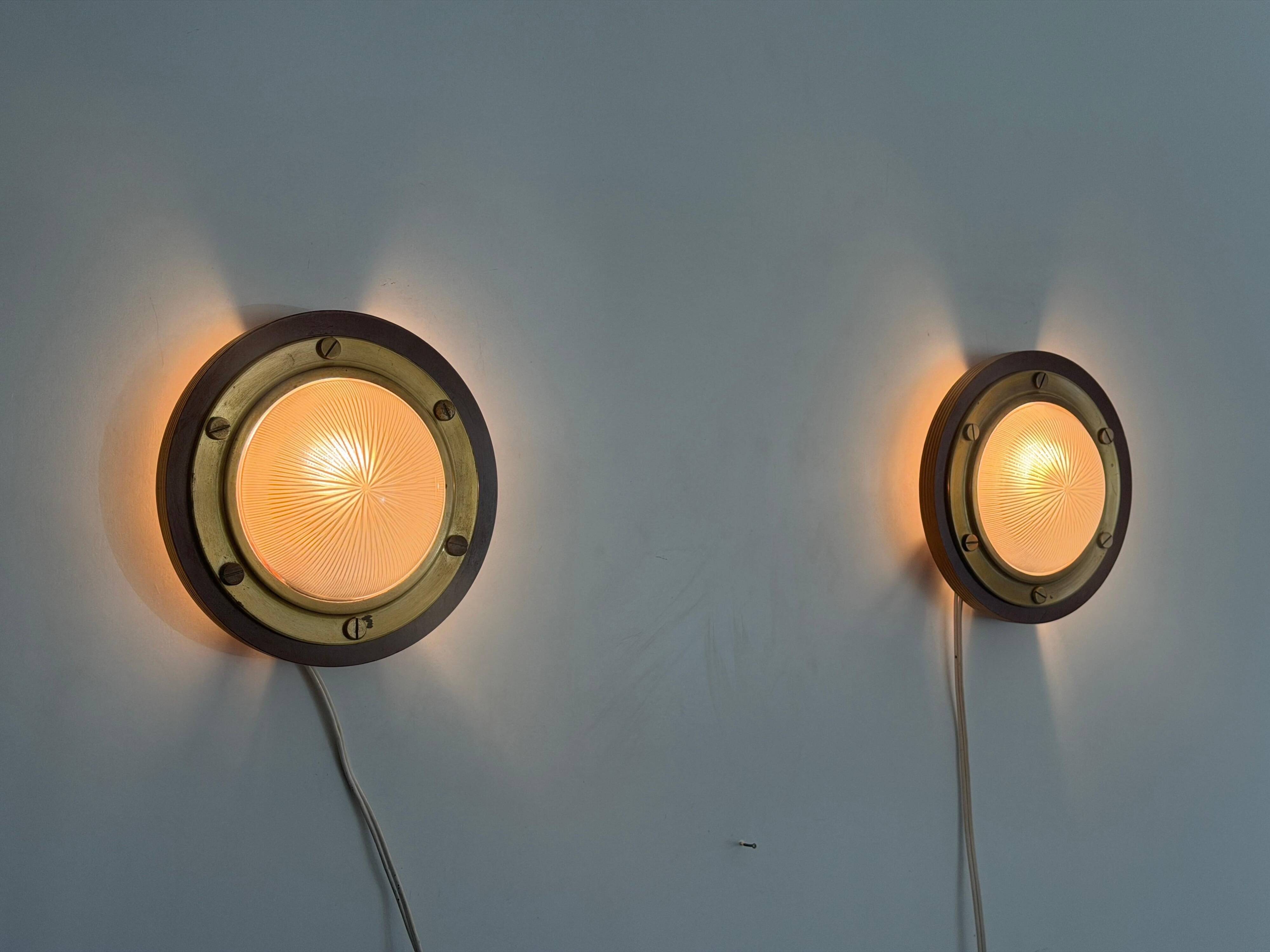 Pair of round glass wall lights, brass base and Wood Wood, 1960s, Italy.