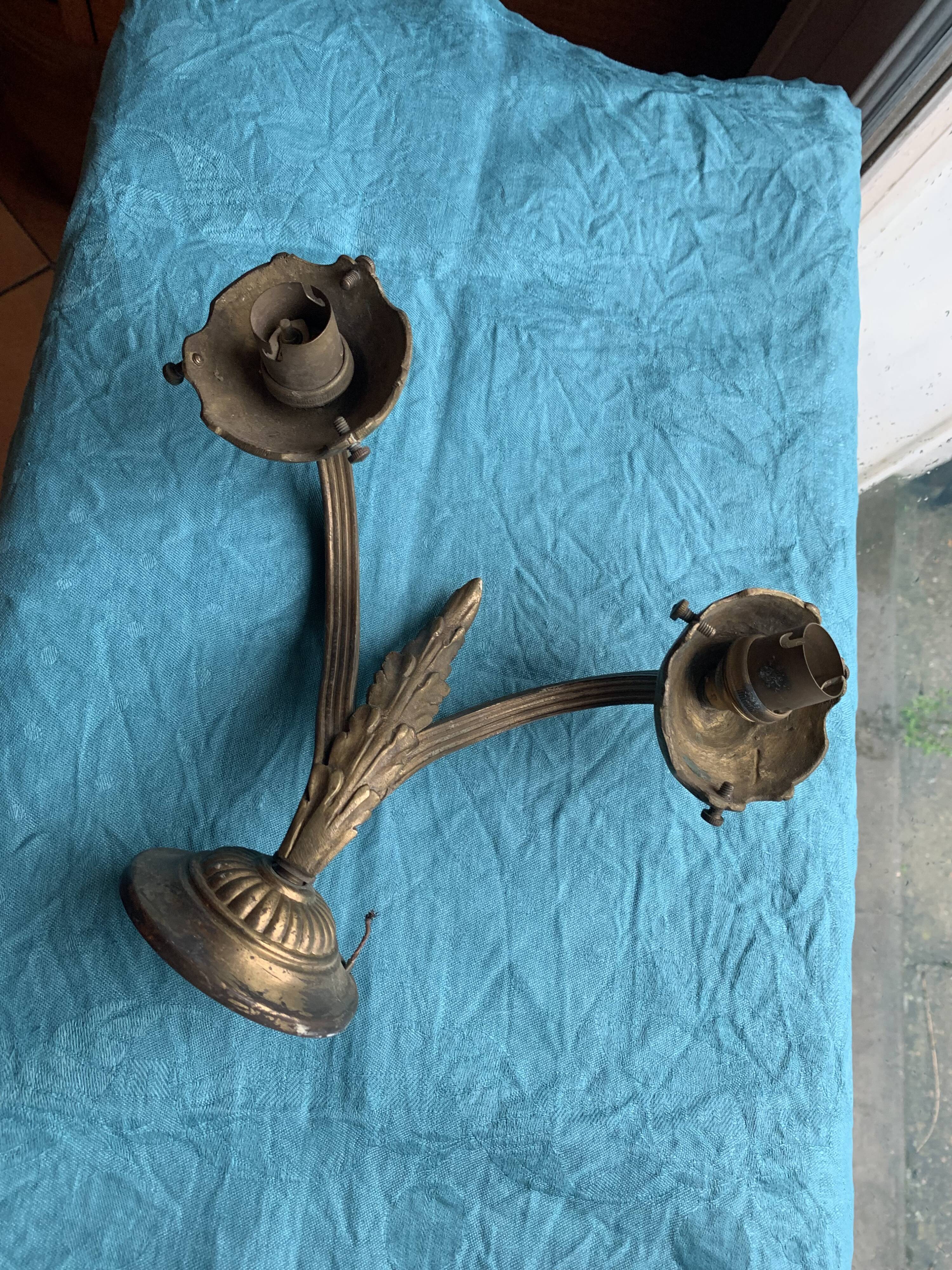 Double wall light in gold brass metal, vintage leaf pattern