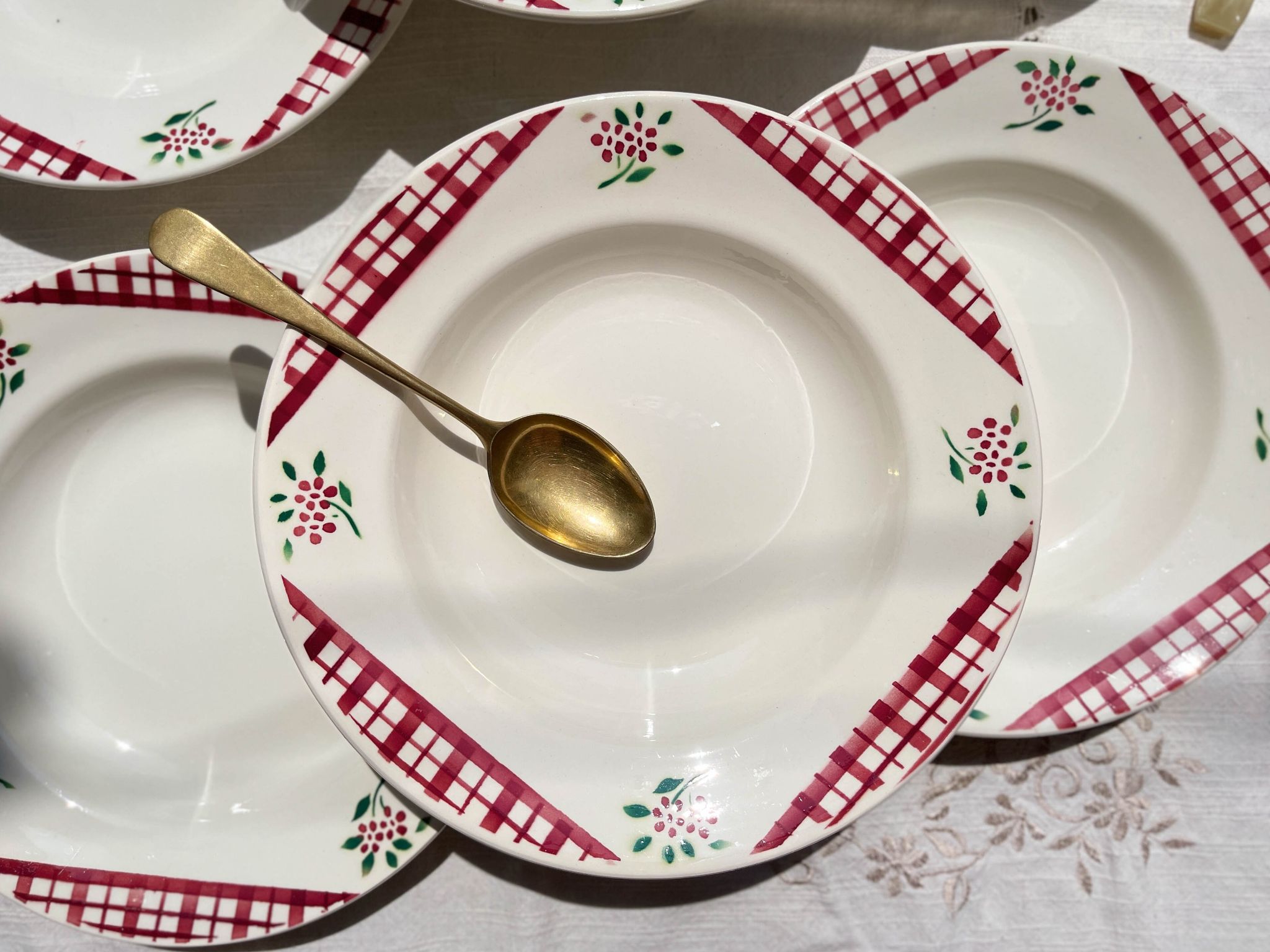6 Digoin Sarreguemines Niger model soup plates with floral pattern and red/white checks