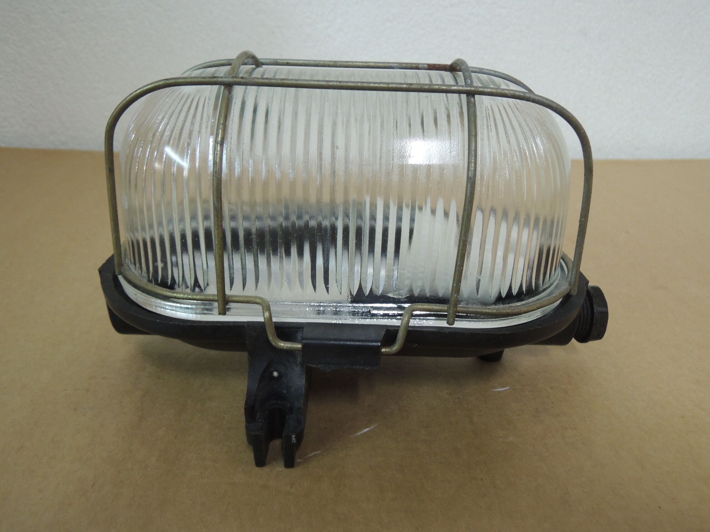 Porthole wall lamp