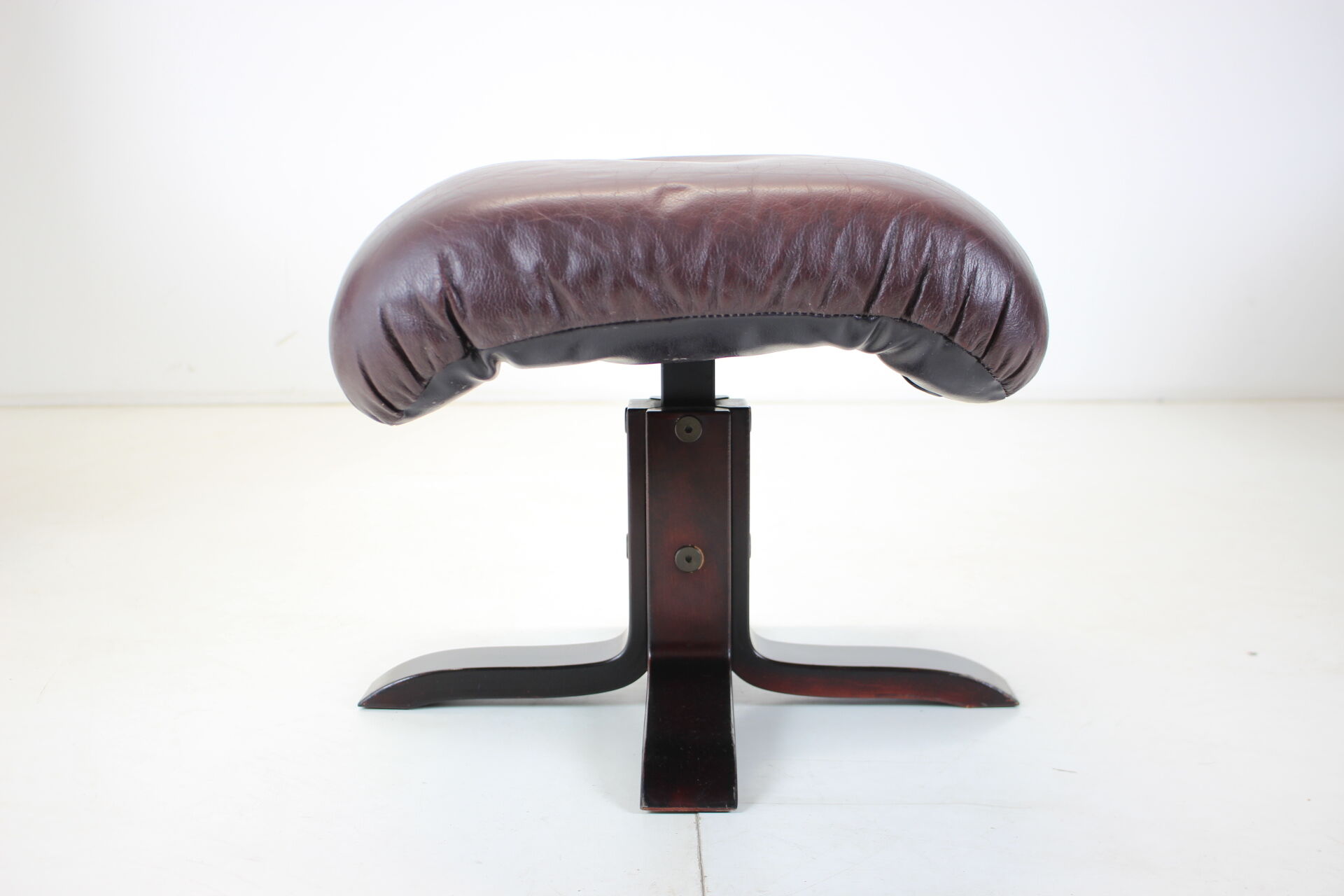 Scandinavian Leather Armchairs / Lounge Chairs, With footres 1970s, Finland