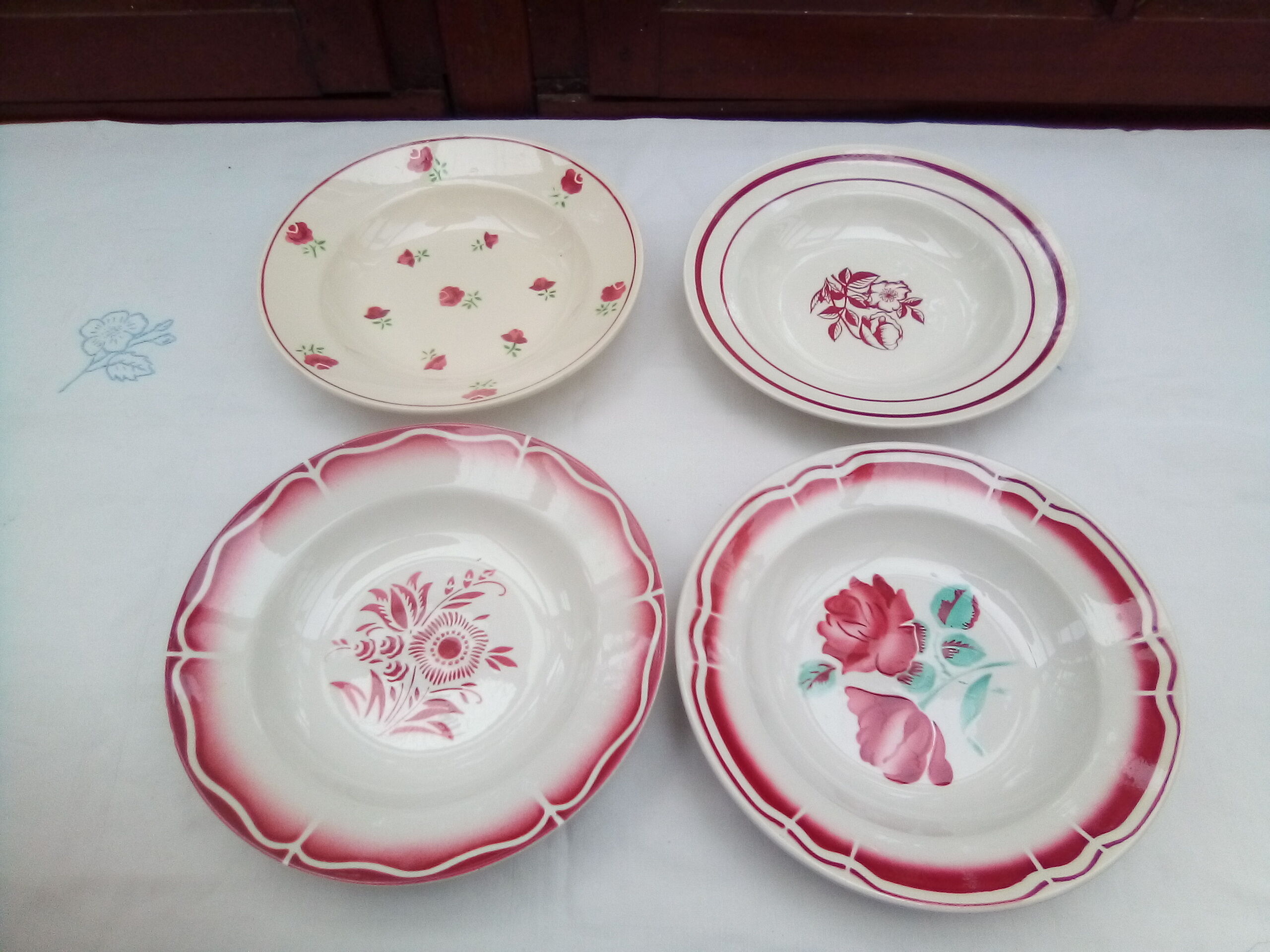 Assortiment de 12 assiettes anciennes