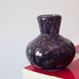 Petit vase en verre bullé et soufflé violet