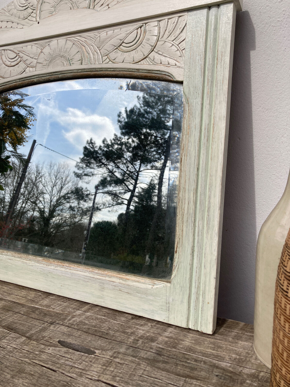 Art Deco mirror in rectangular white carved wood 58x65cm