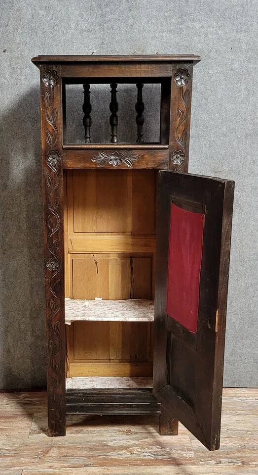 Breton bonnet maker in solid carved oak, 19th century, circa 1850