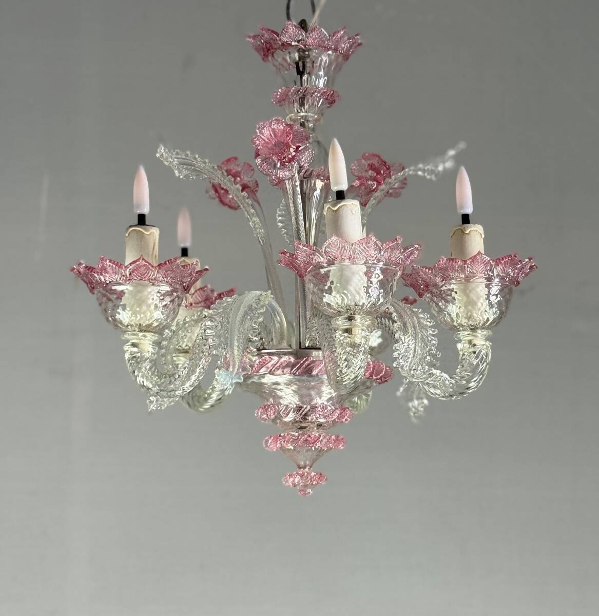 Petit lustre vénitien en verre de Murano incolore et rouge, circa 1950