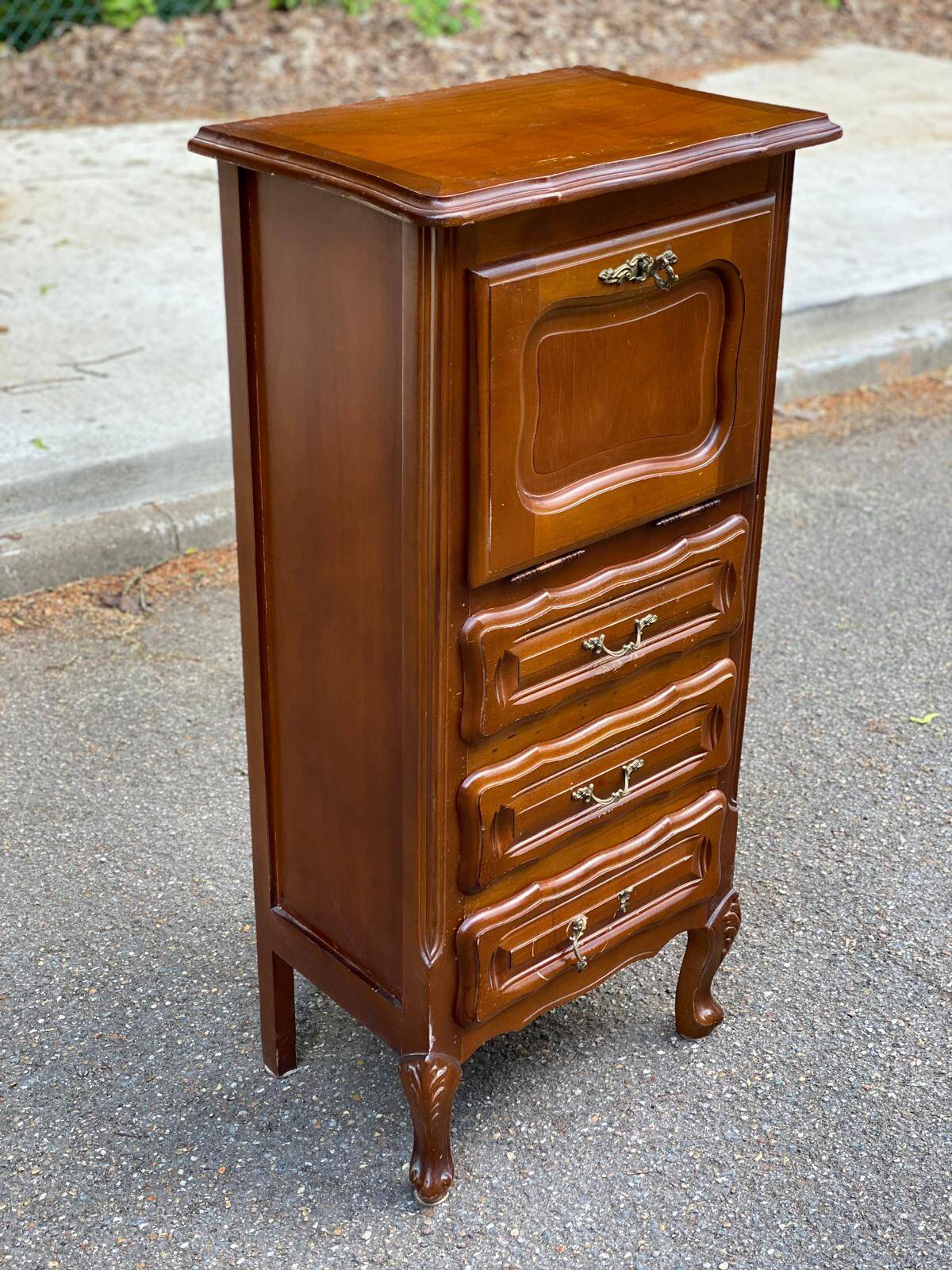 Commode en bois massif Louis XV chiffonnier