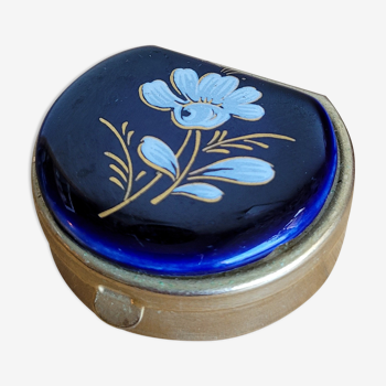 Small golden box floral pattern