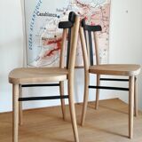 Chaises bistrot en bois clairt et noir