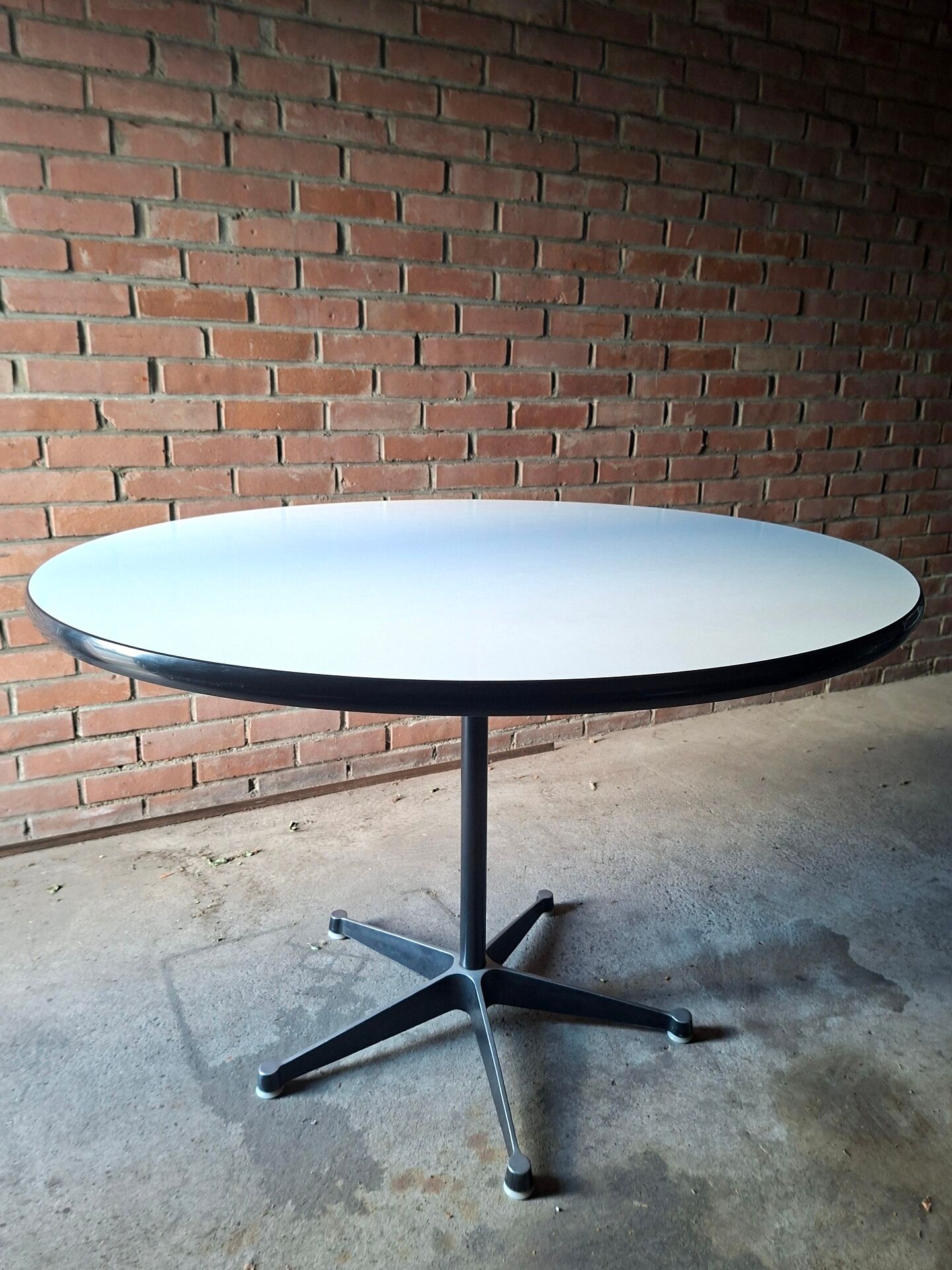 Table Eames 650