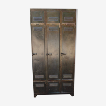 Three-compartment cloakroom in sheet metal with sober green patina
