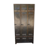 Three-compartment cloakroom in sheet metal with sober green patina