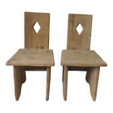 2 chaises vintages style brutaliste en pitchpin finition cirée.