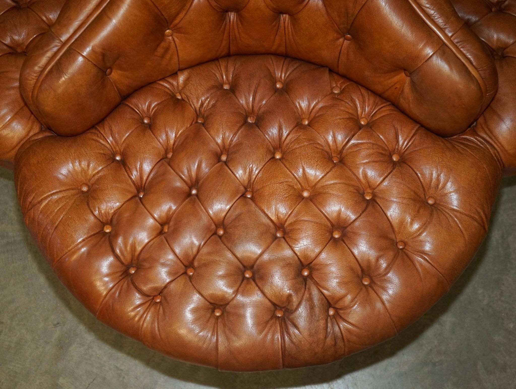 Heritage leather Chesterfield sofa, four-seater, Tête-à-Tête model.