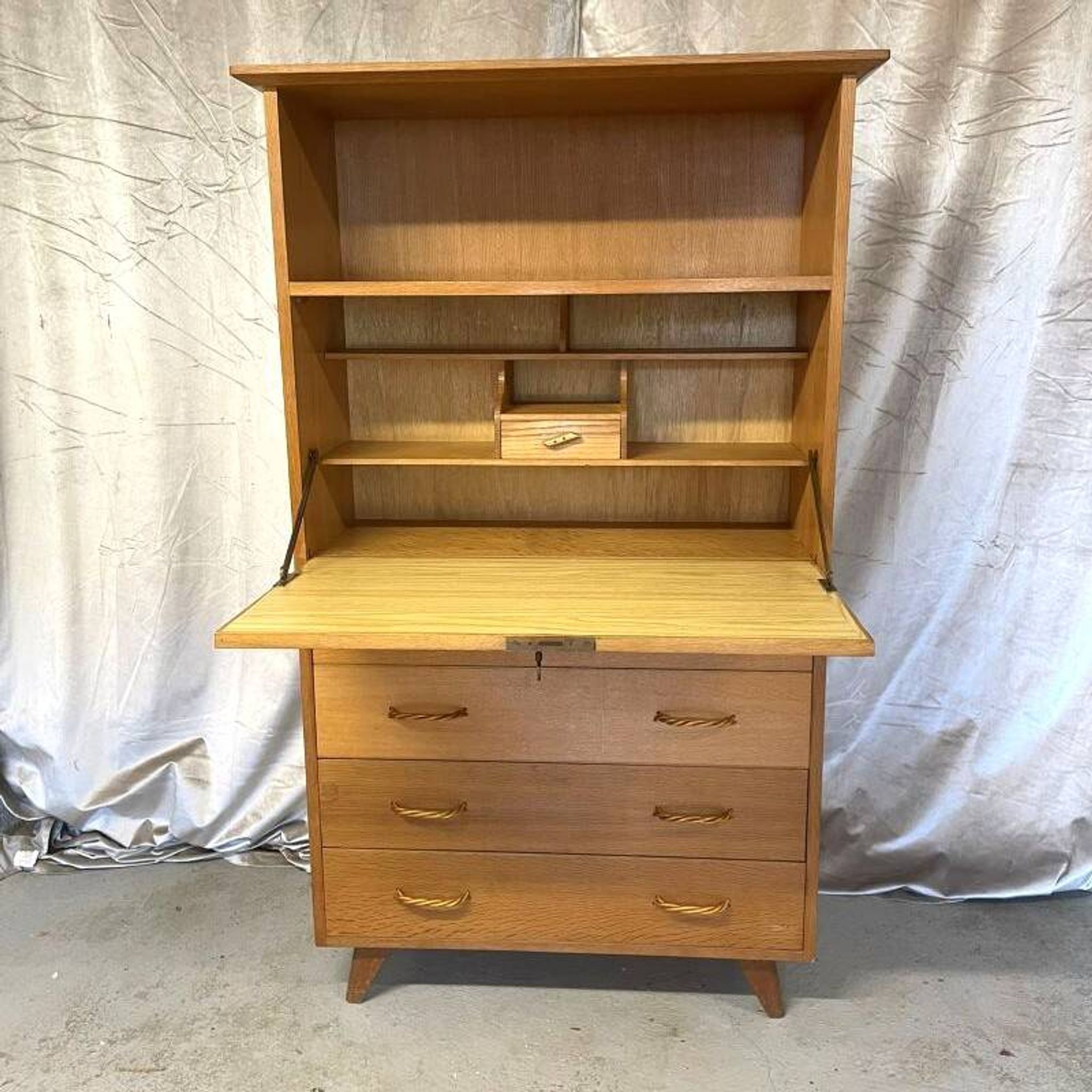 Ensemble secrétaire vintage et table d'appoint en bois et rotin