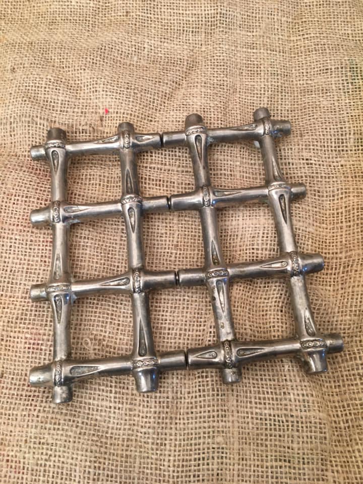 Trivet in finely crafted stretchable metal