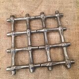 Trivet in finely crafted stretchable metal