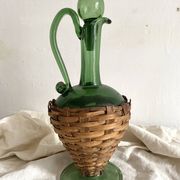 Carafe italienne vintage en verre et osier