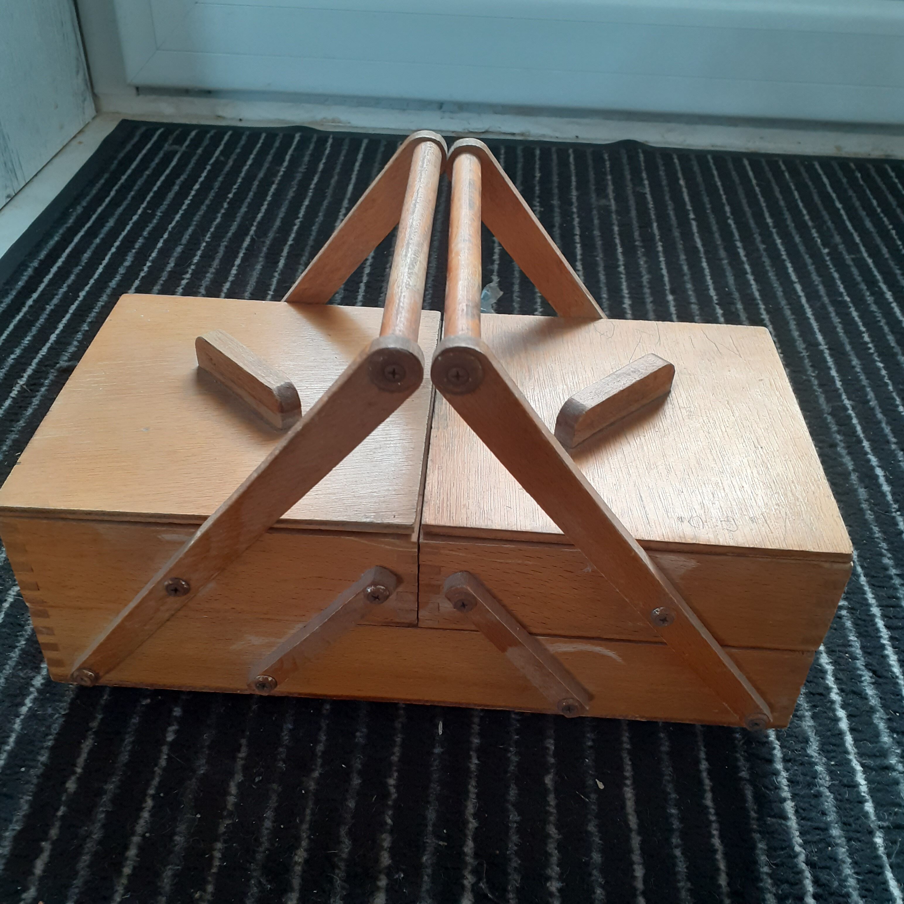 Wood worker 3 drawers, removable feet