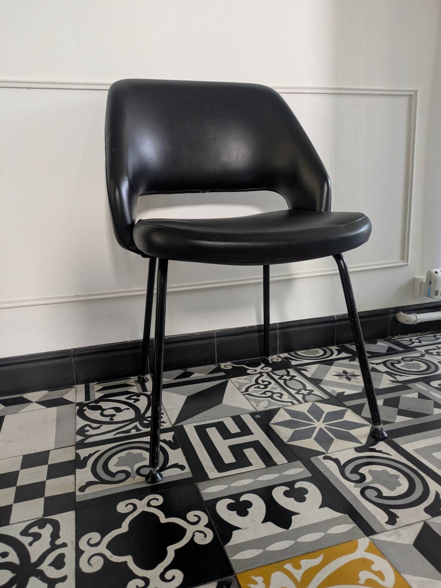 Pair of vintage 1970s armchairs/chairs in Italian Saarinen style.