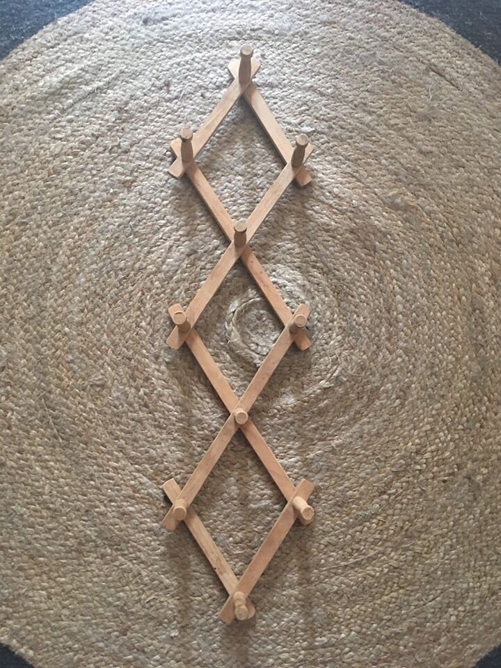 Ten hook coat rack scalable in wood